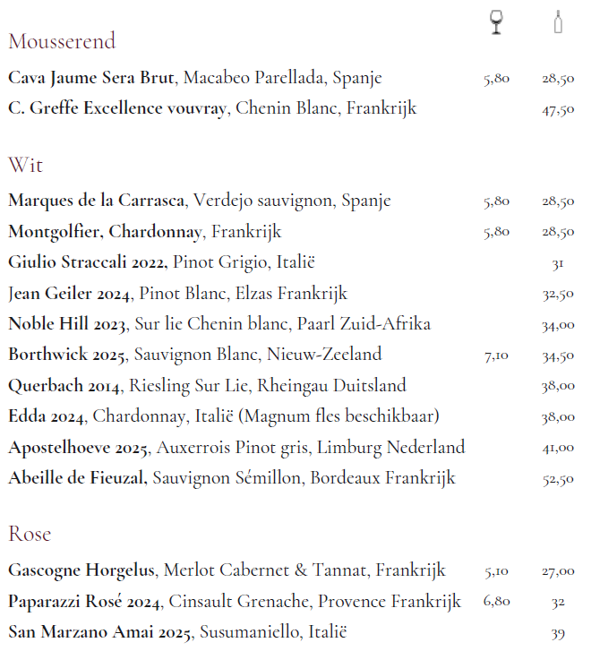 Mousserend Cava Jaume Sera Brut, Macabeo Parellada, Spanje C. Greffe Excellence vouvray, Chenin Blanc, Frankrijk Wit Marques de la Carrasca, Verdejo sauvignon, Spanje Montgolfier, Chardonnay, Frankrijk Giulio Straccali 2022, Pinot Grigio, Italië Jean Geiler 2024, Pinot Blanc, Elzas Frankrijk Noble Hill 2023, Sur lie Chenin blanc, Paarl Zuid-Afrika Borthwick 2025, Sauvignon Blanc, Nieuw-Zeeland Querbach 2014, Riesling Sur Lie, Rheingau Duitsland Edda 2024, Chardonnay, Italië (Magnum fles beschikbaar) Apostelhoeve 2025, Auxerrois Pinot gris, Limburg Nederland Abeille de Fieuzal, Sauvignon Sémillon, Bordeaux Frankrijk Rose Gascogne Horgelus, Merlot Cabernet & Tannat, Frankrijk Paparazzi Rosé 2024, Cinsault Grenache, Provence Frankrijk San Marzano Amai 2025, Susumaniello, Italië